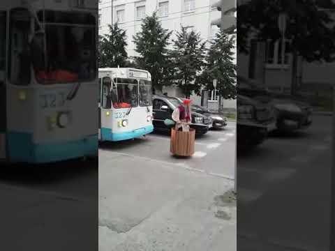 Светофорами управляет Баба Яга: видео
